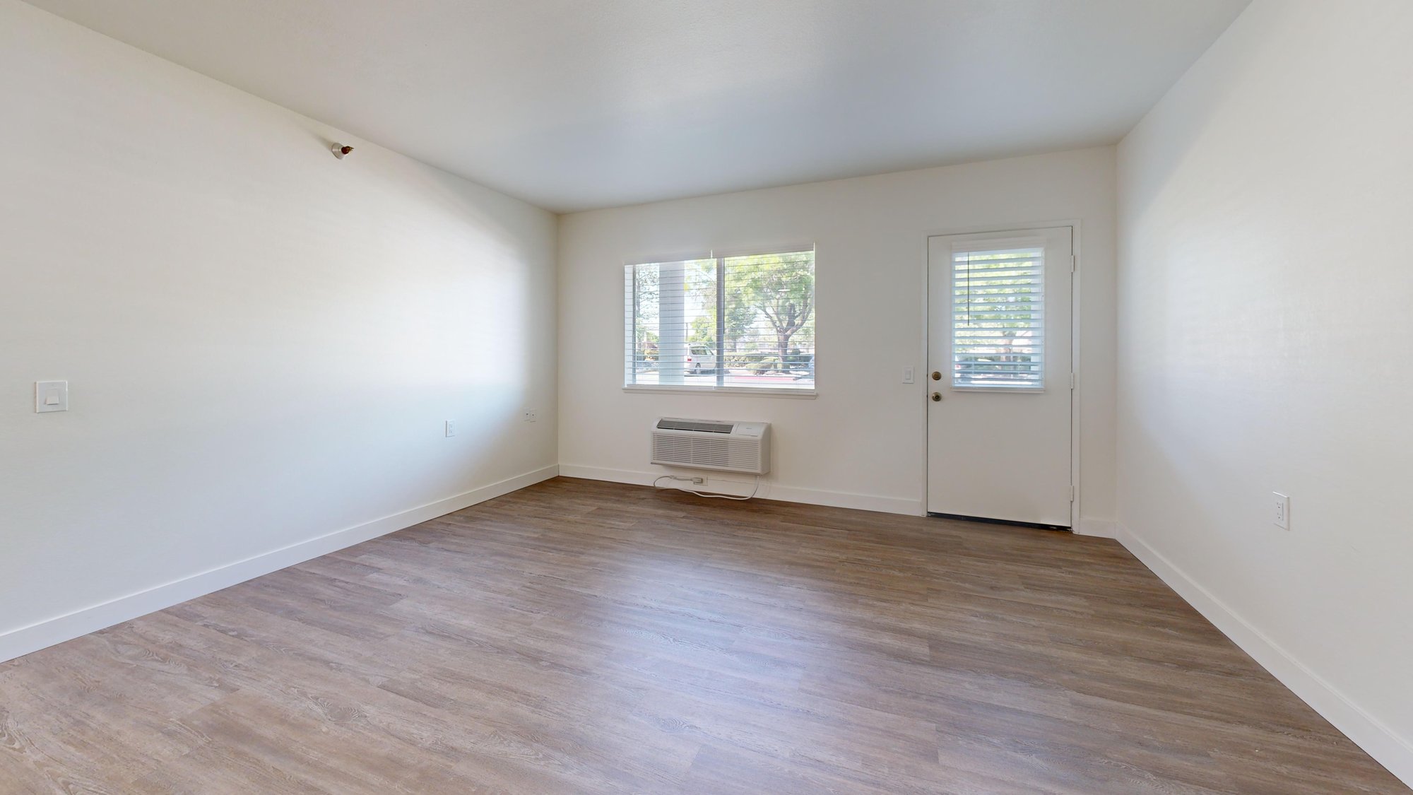 Hilltop-Estates-IL-2-bed-760-sqft-Living-Room-1