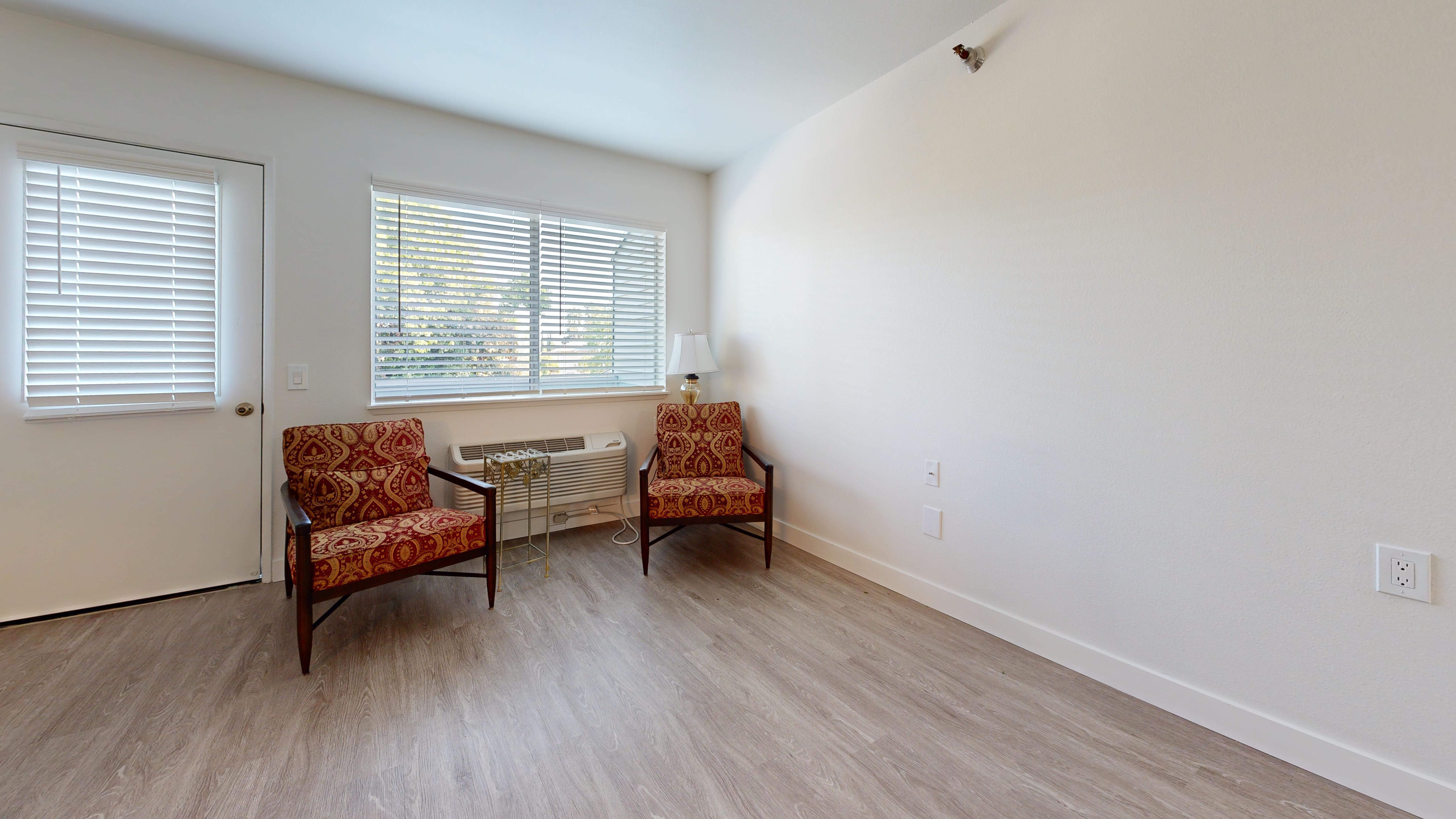 Hilltop-Estates-IL-1-bed-545-sqft-Living-Room